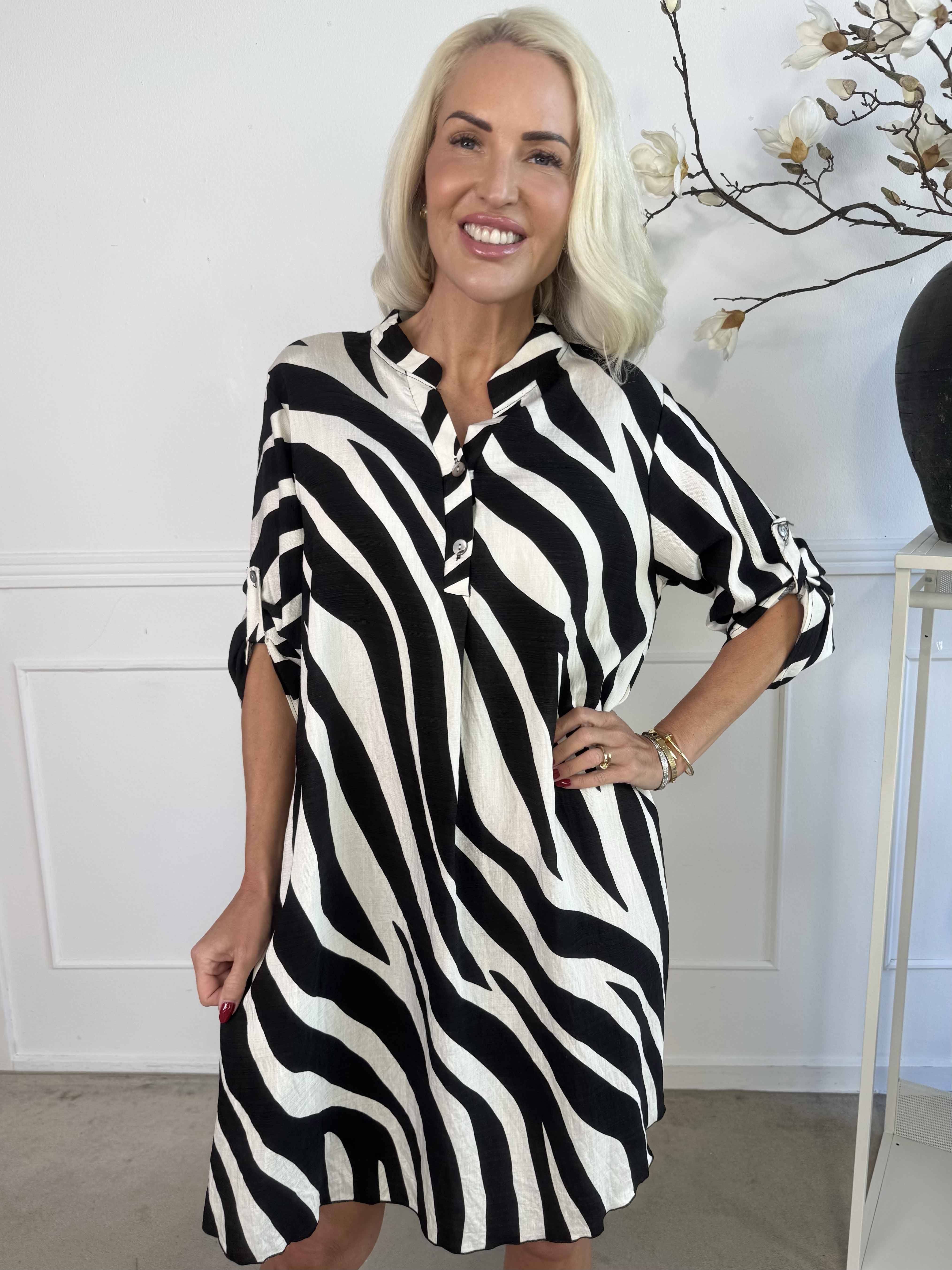 Luna - Randig tunikaklänning i viskos med knappar vid bröstet